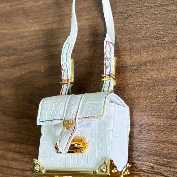 RAINBOW HIGH Fantastic Fashion Amaya Raine Doll White Faux LEATHER PURSE BAG - Picture 4 of 8